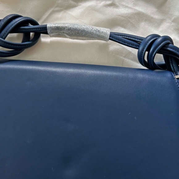 HANDBAG, JACKIE KENNEDY CLASSIC NAVY LEATHER WITH LEATHER BOW, NAVY, TWIN LEATHE - Picture 6 of 10